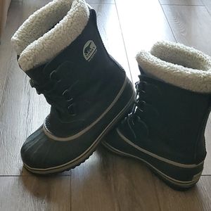 Boys Sorel waterproof snow boots size 5